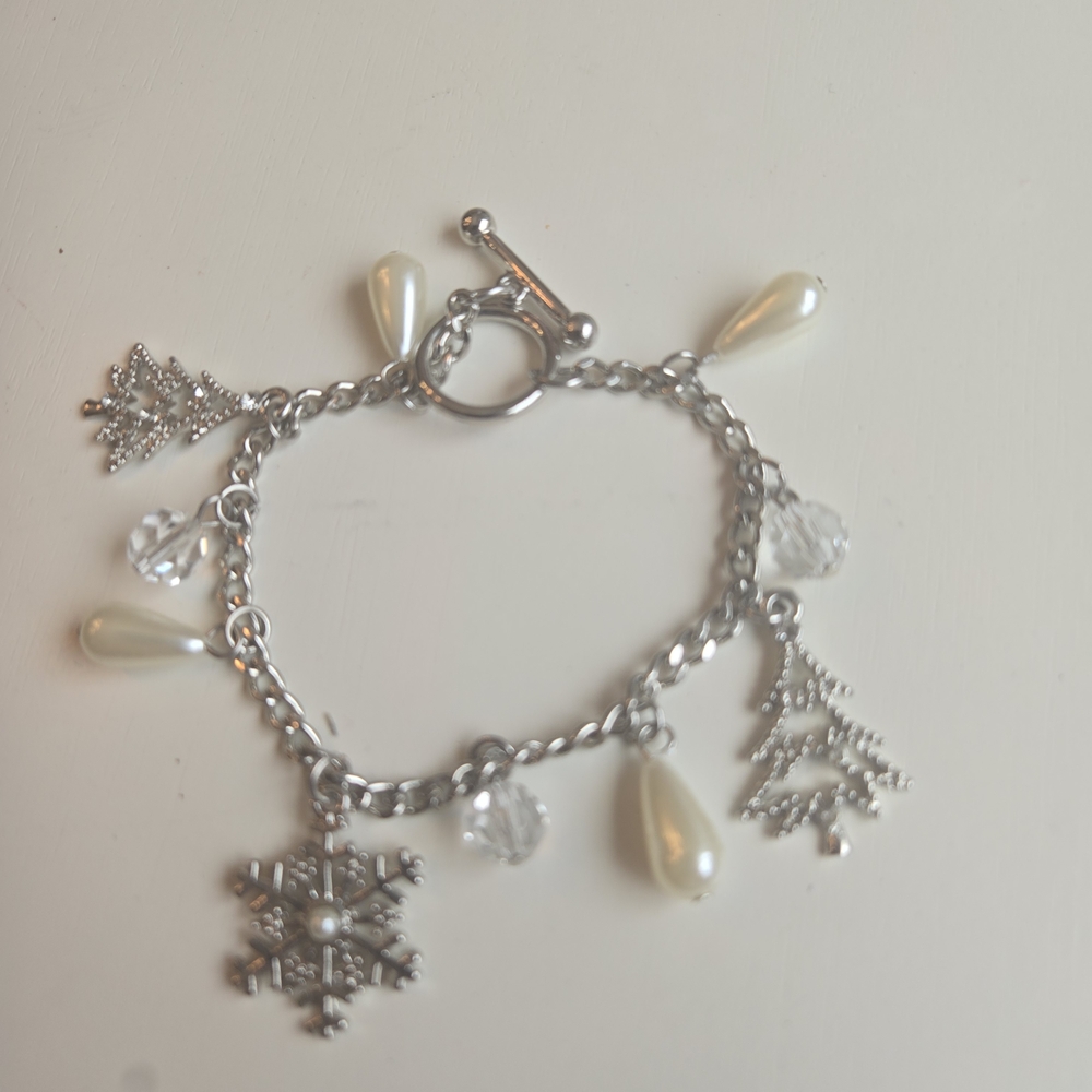 Chic Silver Bracelet with Pearl and Crystal Charms